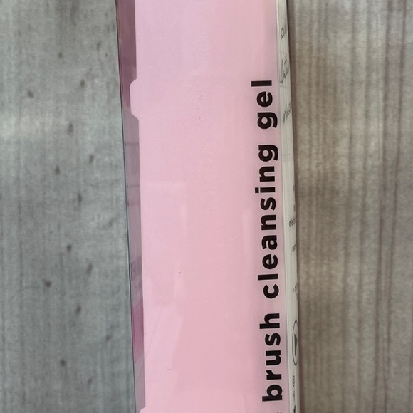 Real Techniques by Sam & Nic Brush Cleansing Gel - Picture 2 of 4